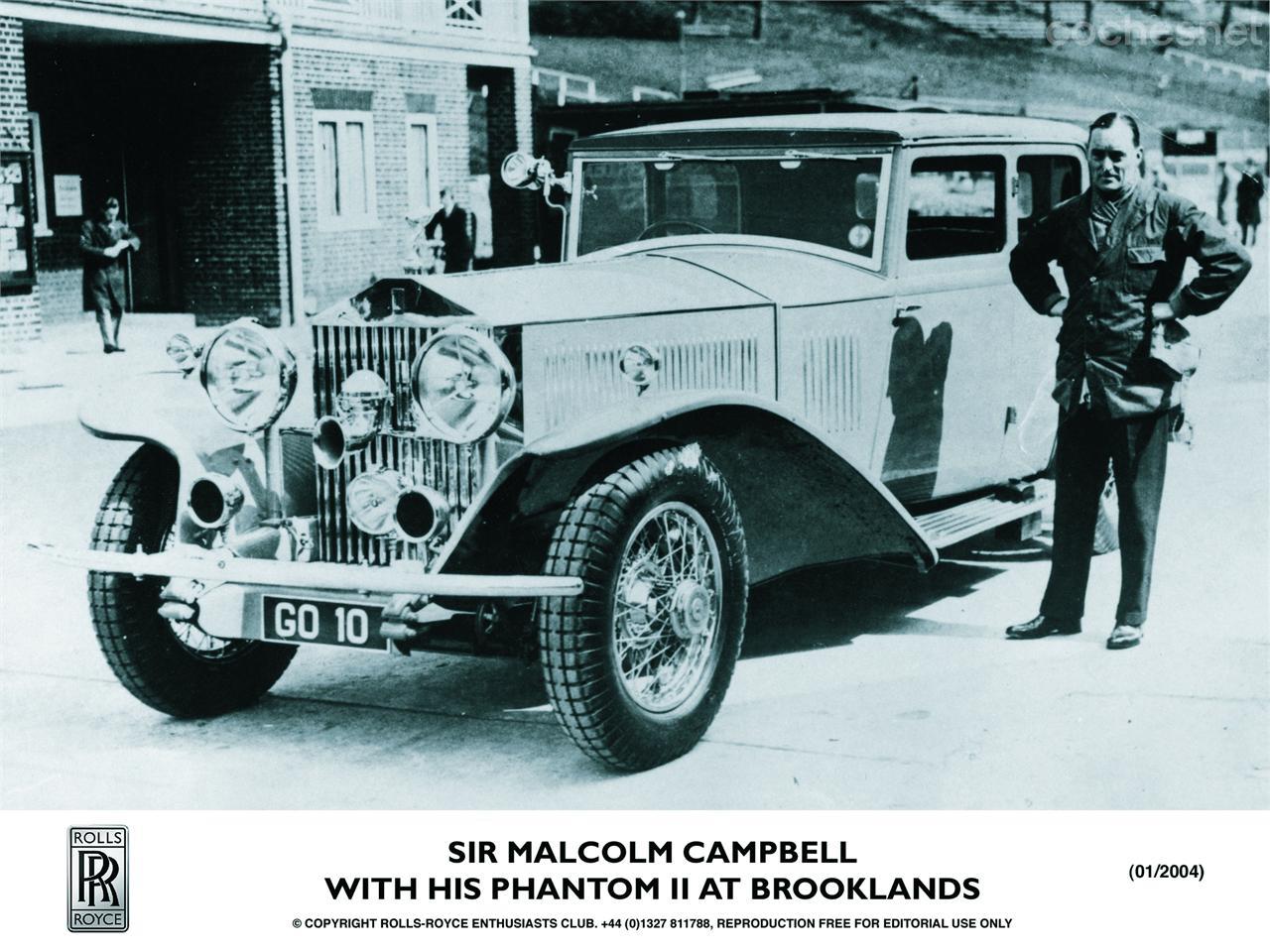 Sir Malcolm Campbell junto a su Rolls-Royce Phantom II en el mítico circuito de Brooklands.