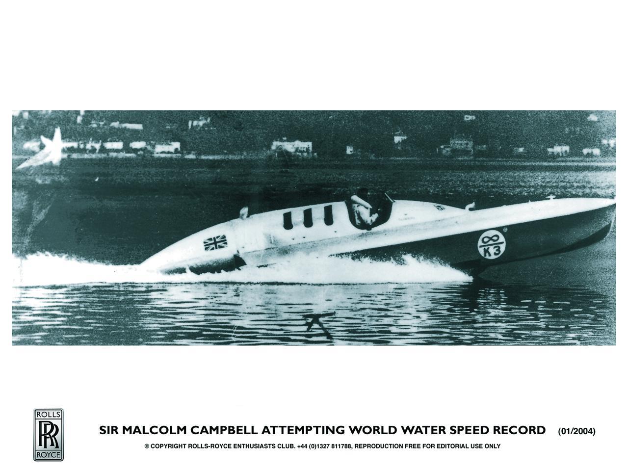 Campbell al volante de la lancha Bluebird K3 en septiembre de 1937 en el lago Maggiore italiano donde logró el récord de velocidad sobre el agua con 208, 41 km/h.