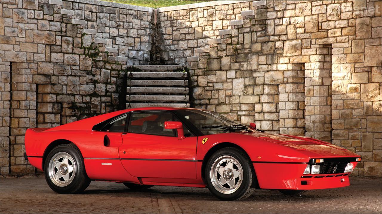 El 288 GTO, uno de los Ferrar más bellos de la historia, estaba animado por un V8 de 2.855 c.c. sobrealimentado por dos turbos que rendía 400 CV.