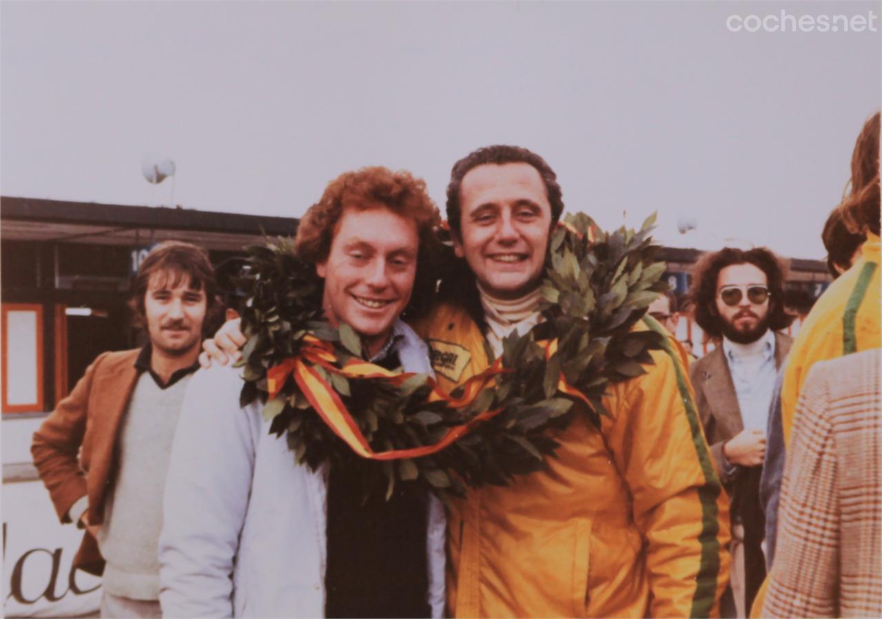 Jose María Juncadella Salisachs (chaqueta amarilla de la Escudería Montjuich con logo de Tergal) abraza a su hermano Javier, padre de Dani Juncadella.