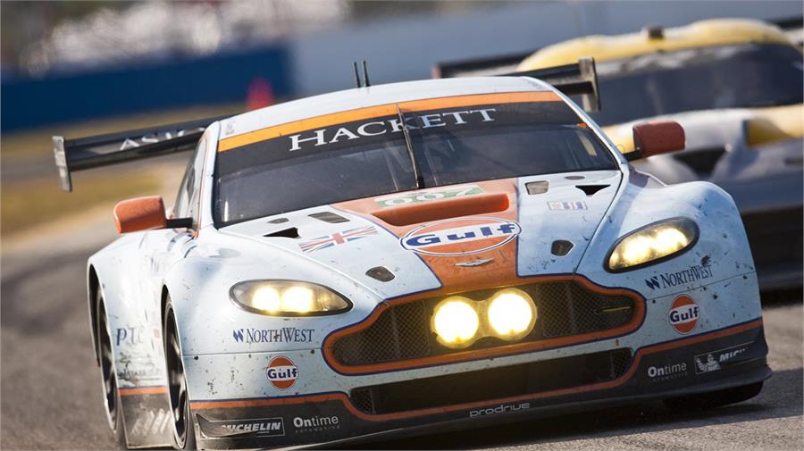 Desde el 2012 Aston Martin compite en la categoría LMGTE con los Vantage GTE luciendo una decoración mítica del mundo de la resistencia, los colores de Gulf.