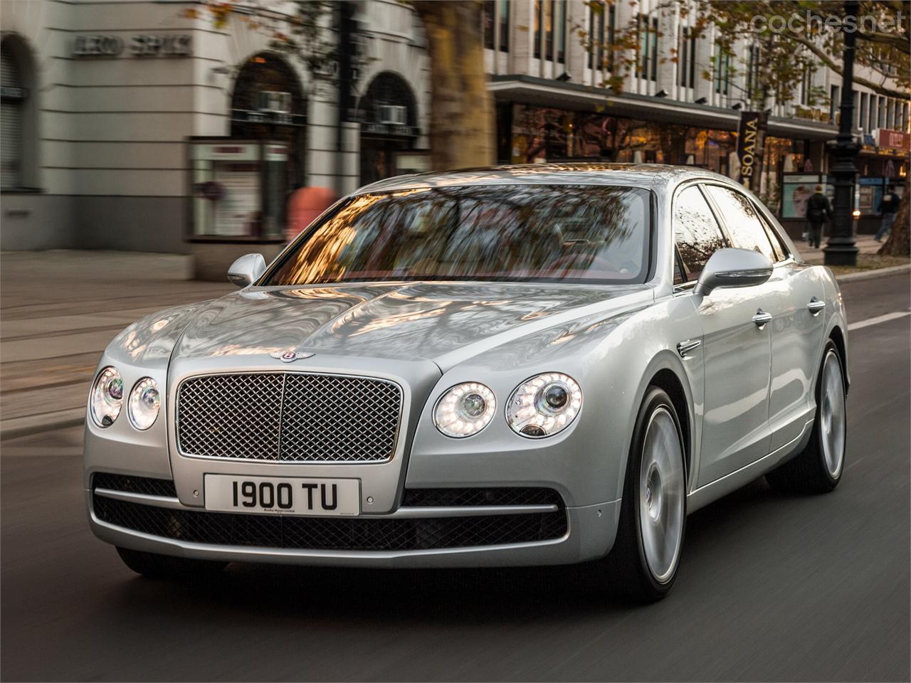 El fondo del logotipo del capó delantero es en color rojo, un detalle que distingue al Flying Spur con motor V8 del de color negro del W12.