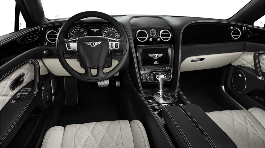 Aunque se trate de una versión con menos potencia, el nivel de lujo del habitáculo está a la altura de un Bentley.