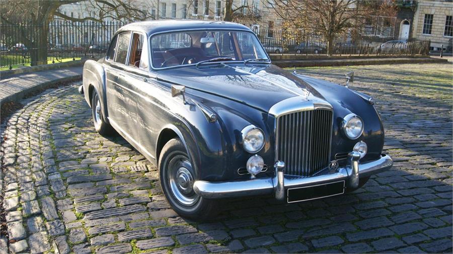 El S2 Flying Spur de 1960 fue uno de los primeros Bentley en estar animado por una mecánica de 8 cilindros en V.
