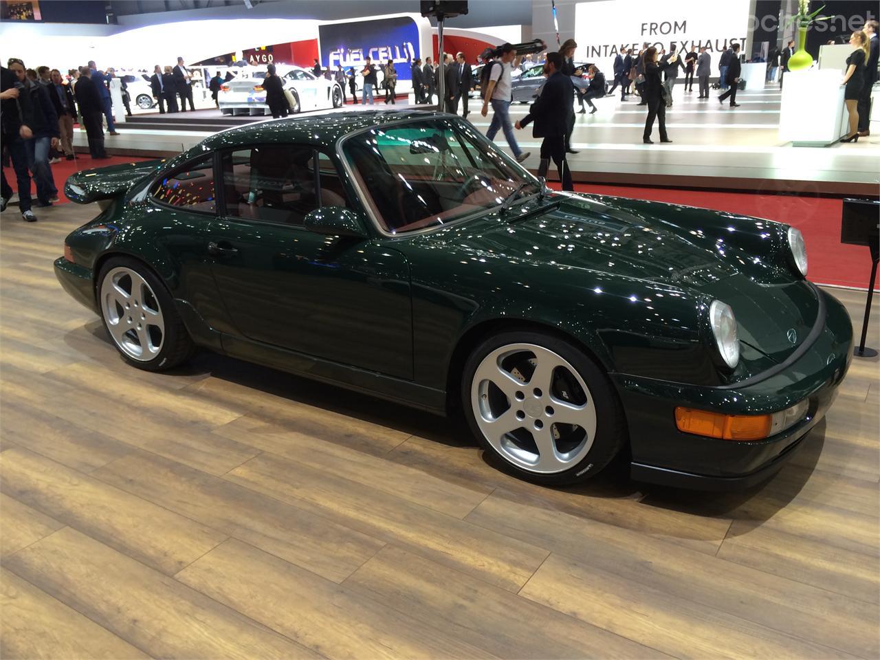 Este RUF RCT (Ruf Carrera Turbo) de 1994 fue estrenado por el propio Aloïs Ruf. Cuenta con un motor turbo que rinde 425 CV, cambio de 6 relaciones y llantas de 18".