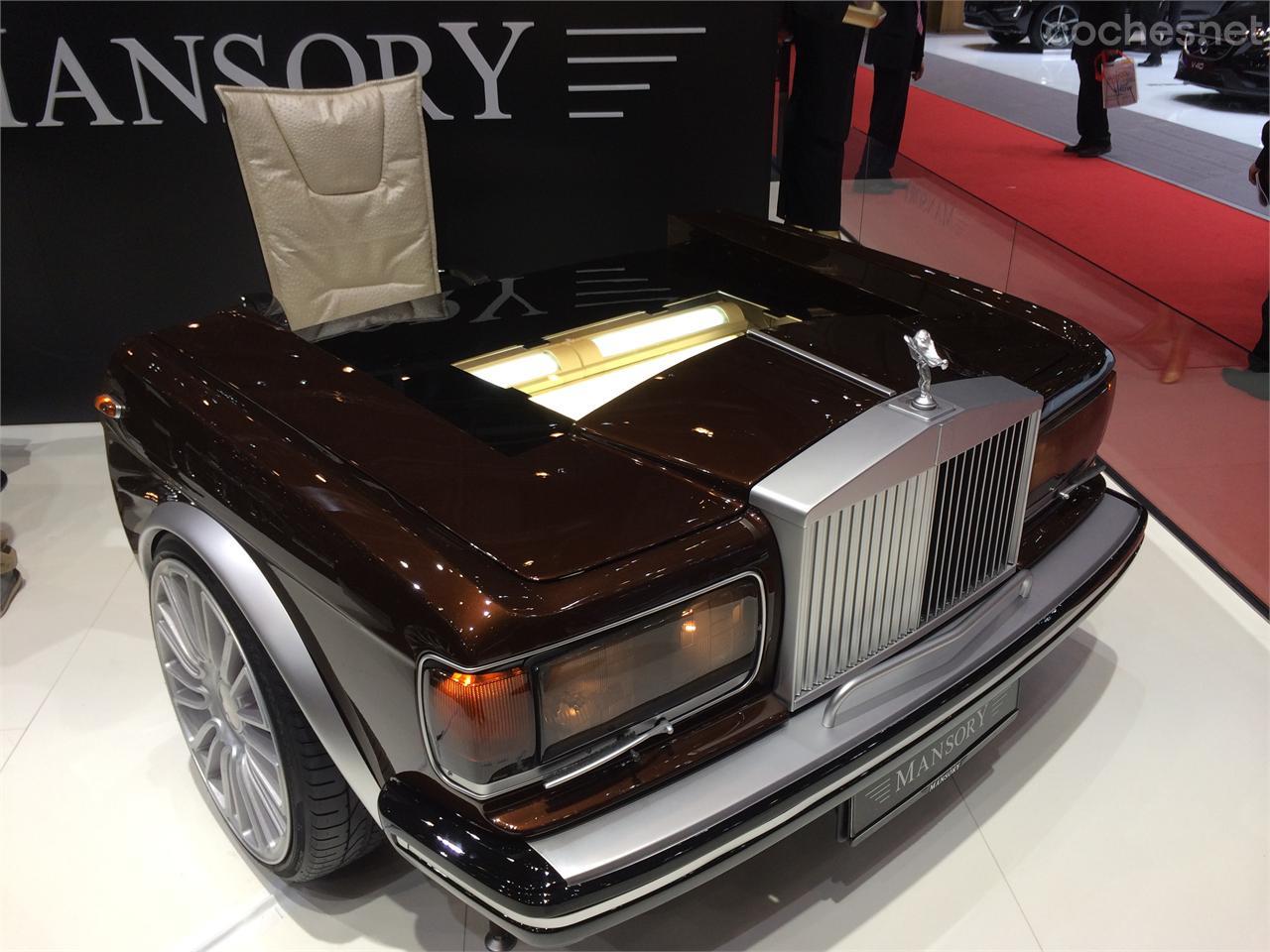 Mansory creó esta mesa de despacho digna de Tony Montana (Scarface) con el frontal de un Rolls-Royce Silver Spirit.