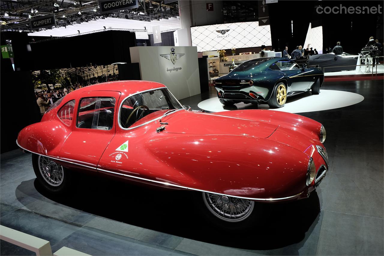 En primer plano el C52 Disco Volante Coupe que Carrozzeria Touring confeccionó para Alfa Romeo en 1953, fuente de inspiración del Disco Volante actual.