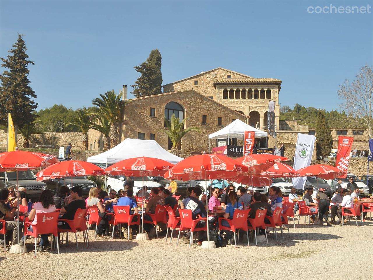 La terraza del restaurante con la masía al fondo, un fantástico lugar para tomarse un respiro