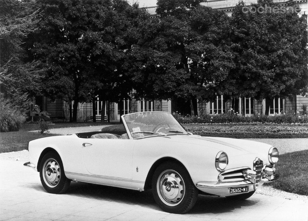 El primer importador americano de Alfa Romeo, Max Hoffman, presionó a la marca italiana para que creara una versión cabrio del Giulietta, así nació el Spider.