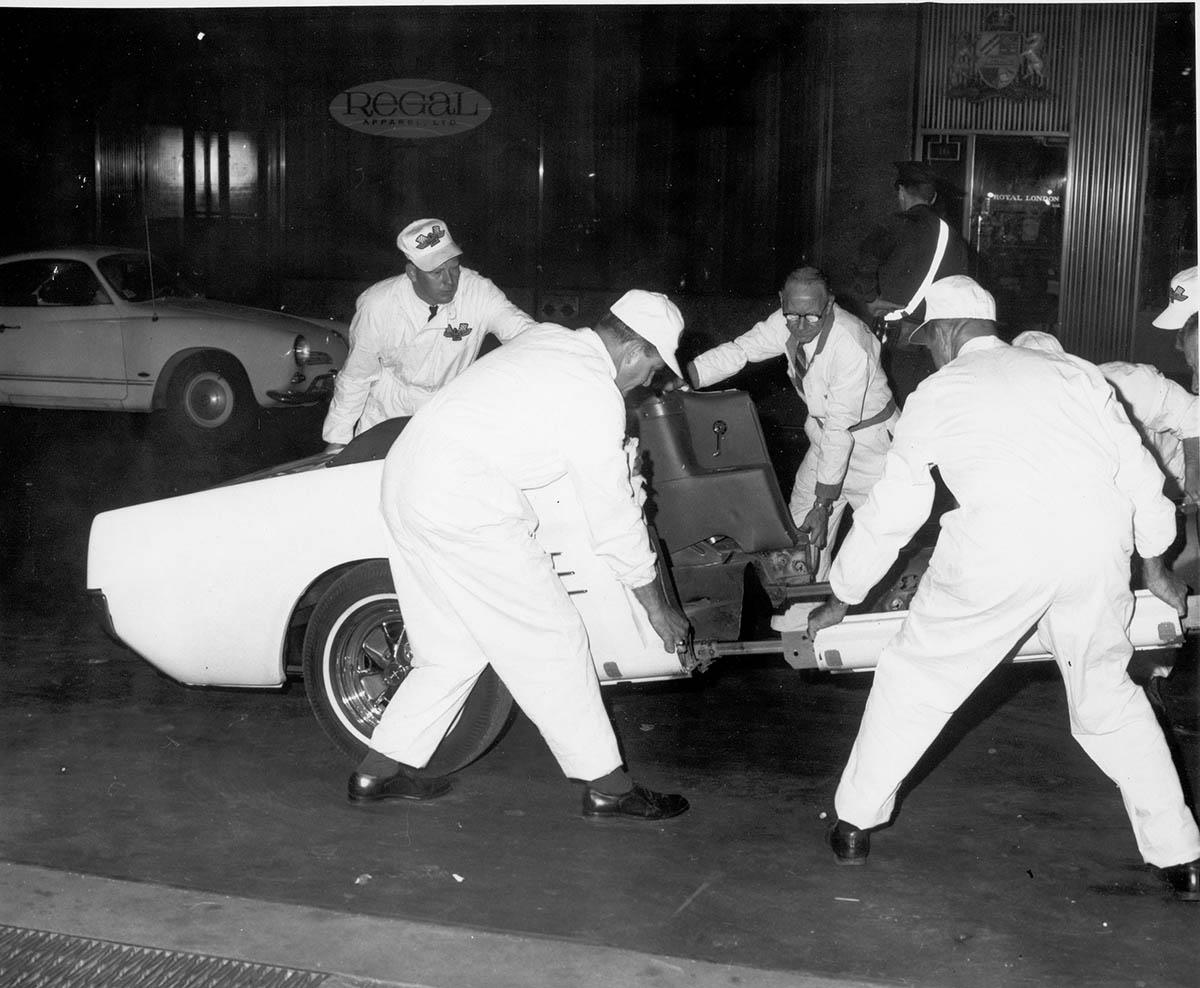 Los mecánicos de Ford bajaron el Mustang de un camión a las 10:30 de la noche para desmontarlo en el mismo vestíbulo del Empire.