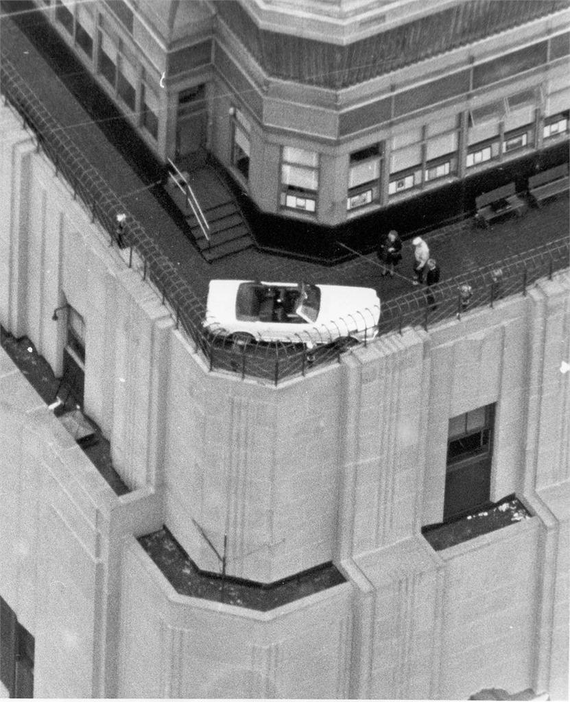 La mañana del 21 de octubre de 1965 esta es la vista que tenía la azotea del edificio más alto del mundo, con un Mustang en la terraza de observación de la planta 86.