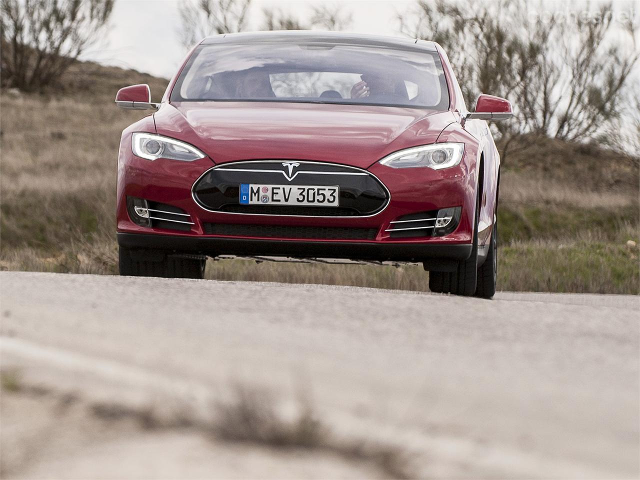 Aunque Tesla anuncia que su motor eléctrico rinde 421 CV, las sensaciones son equiparables a las de un deportivo con motor térmico de más de 500 CV.