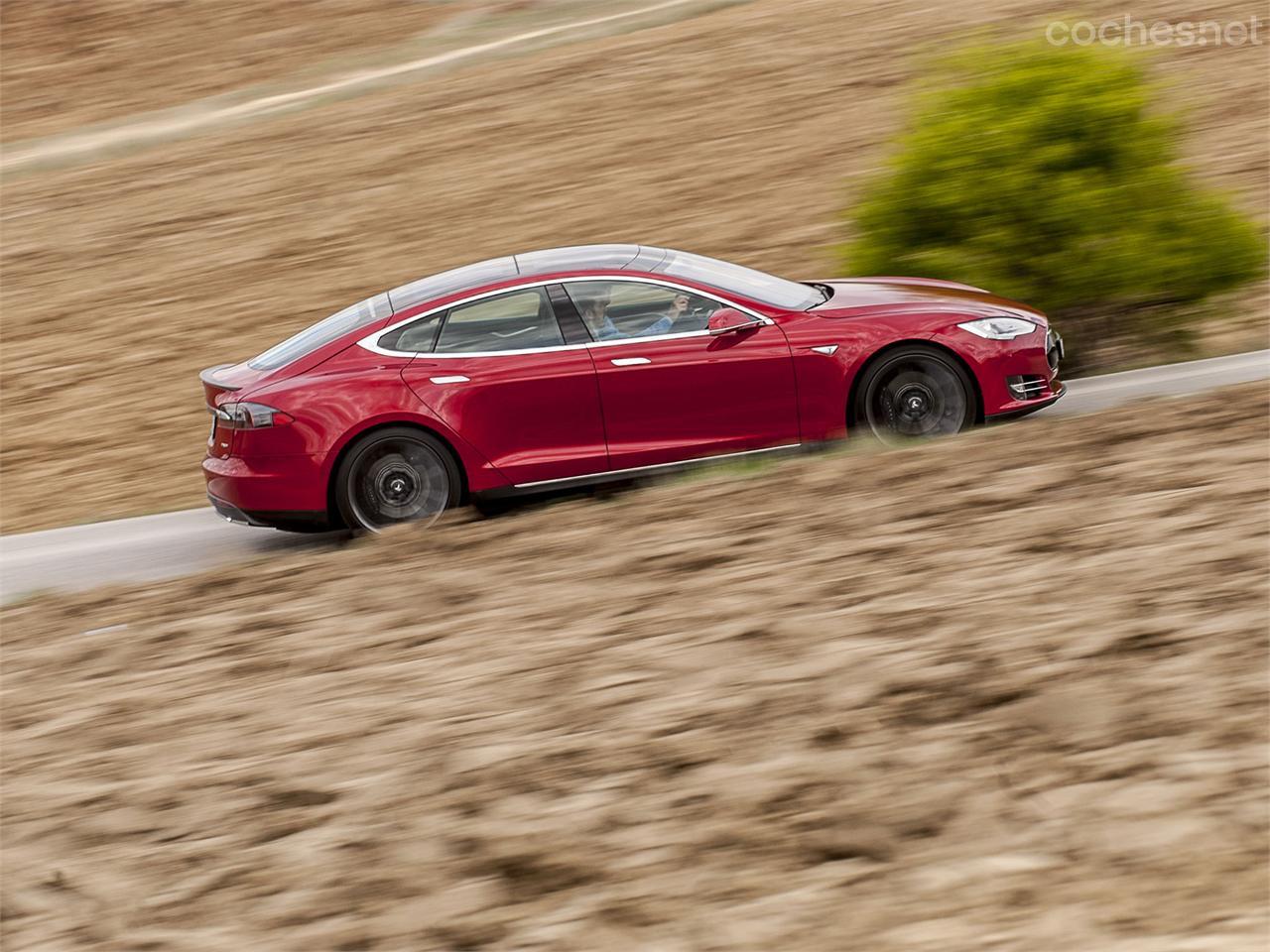 Si contara con un sistema de tracción integral sería todavía más ágil en las zonas reviradas porque podrías aprovechar la enorme entrega de par de su motor.