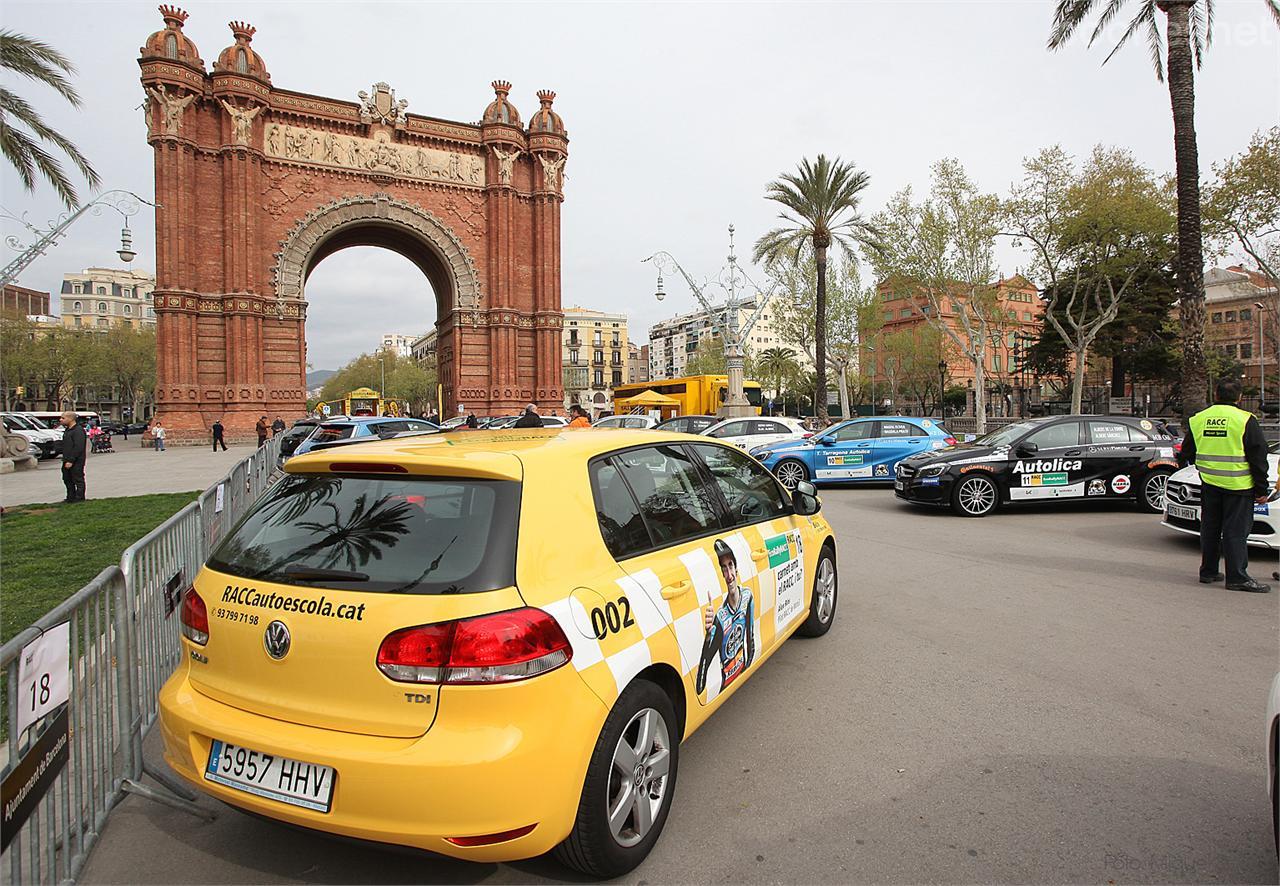 La salida, como el año pasado, se celebró en el monumental marco del Arco del Triunfo de Barcelona.