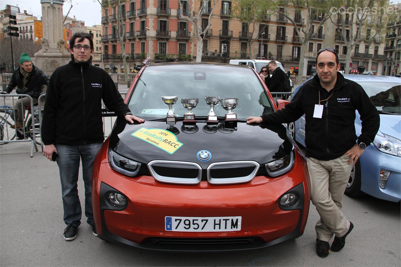 El equipo de Coches.net con los trofeos conseguidos; segundo puesto en eficiencia y segundo en EcoSeries. Buen balance.