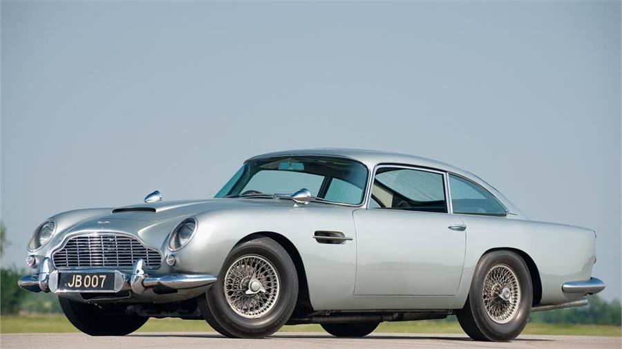 El Aston Martin DB5 (1963-1965) es uno de los coches más famosos del mundo gracias a que James Bond lo condujo por primera vez en la película Goldfinger de 1964.
