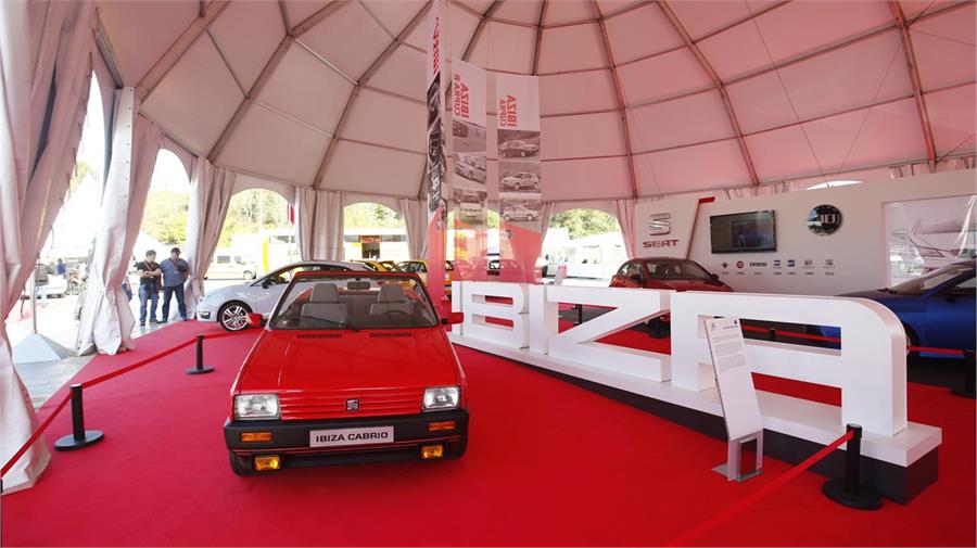 SEAT celebró el 30º Aniversario del Ibiza llevando gran número de unidades del popular utilitario, incluso este Cabrio pieza única. Fotos: Mikel Prieto / Manu Lozano