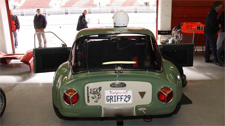 De entre todos los AC Cobra y Jaguar E-Type de la categoría Gentlemen Driver destacaba un poco habitual TVR Griffith. Foto: Gerard Farré