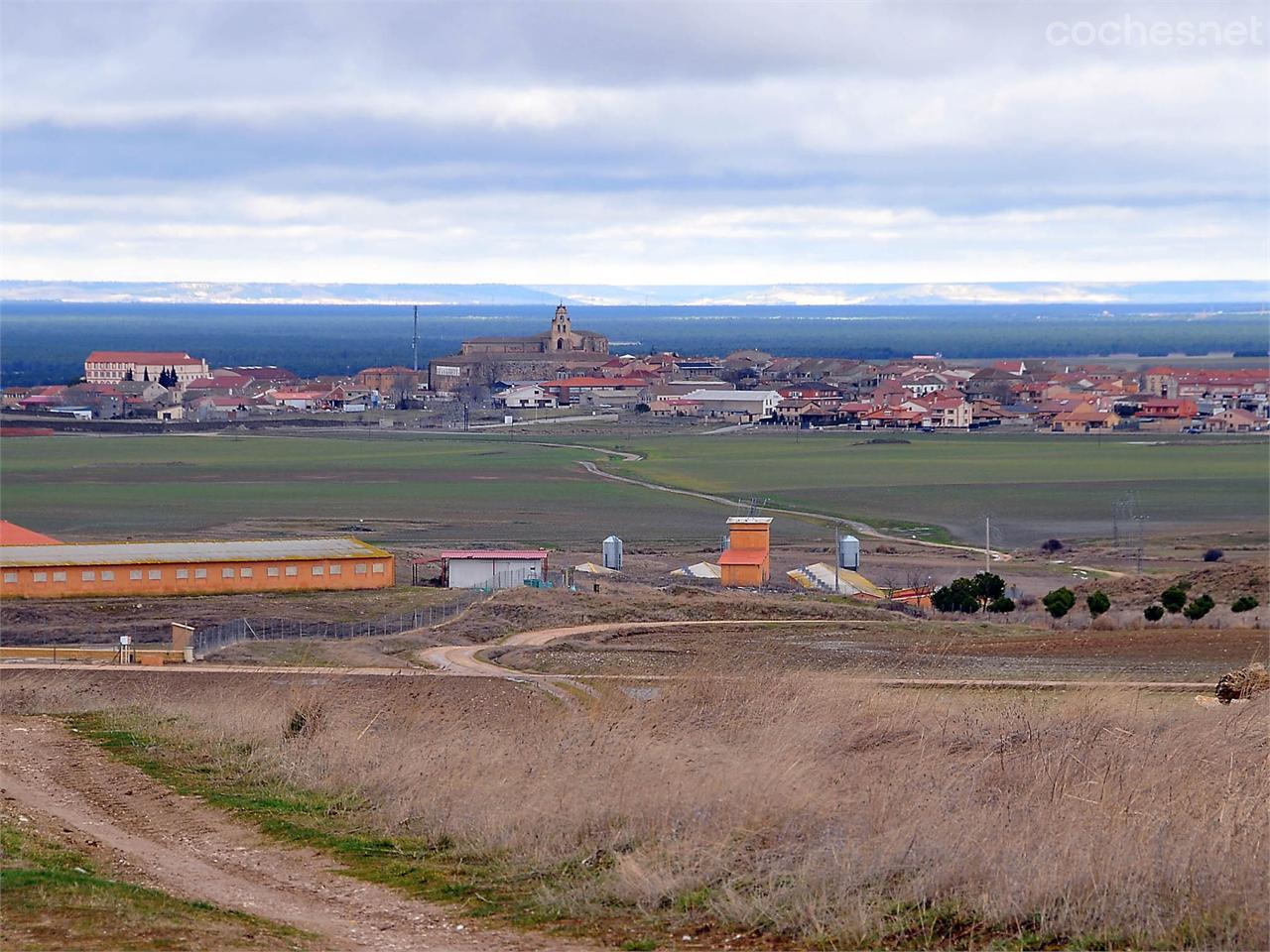 Al fondo Santa María la Real de Nieva