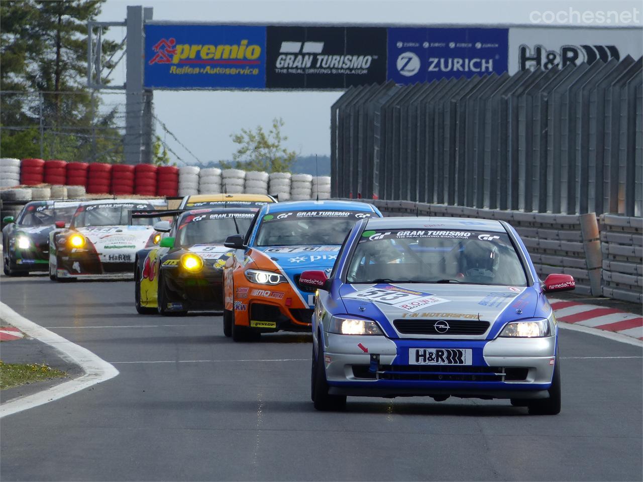 Los participantes entrando al "pit lane" al término de la clasificación.