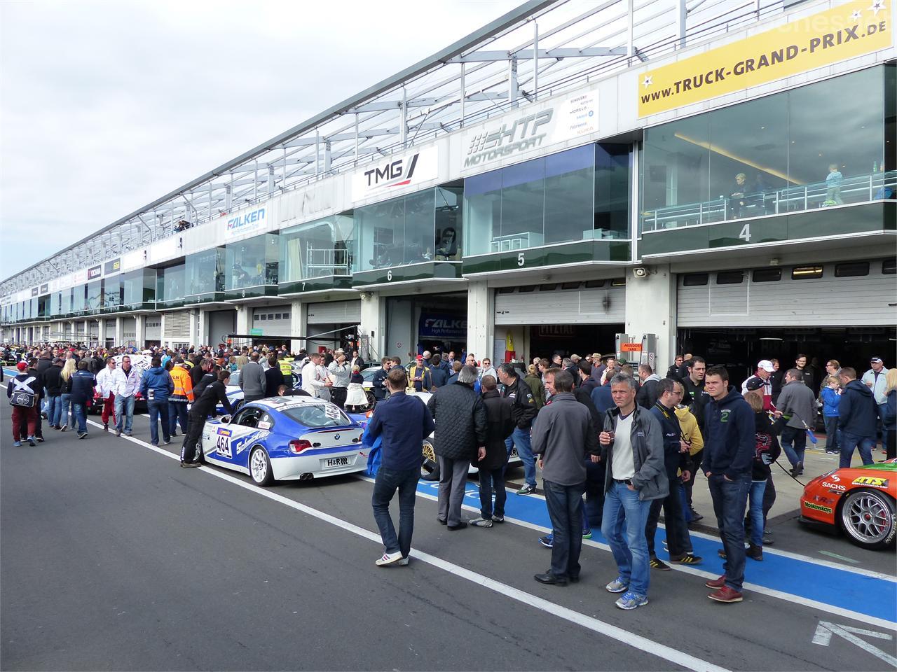 Los aficionados pueden pasear por el pit lane y entrar en los boxes para ver como trabajan los mecánicos. También es posible conversar con pilotos e ingenieros.