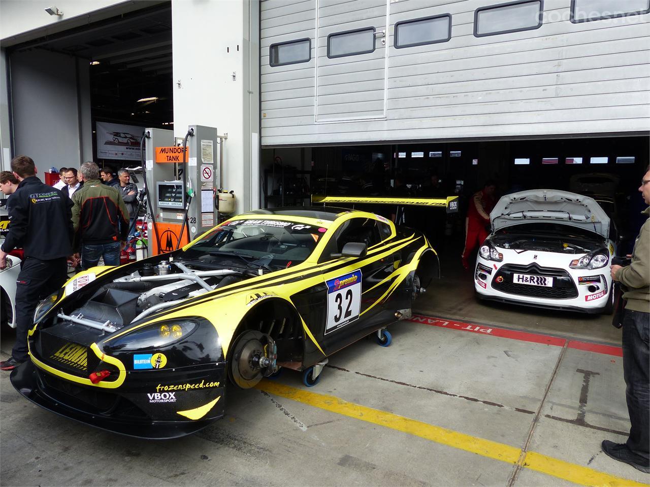 Un Aston Martin V12 Vantage compartiendo box con un Citroën DS3.