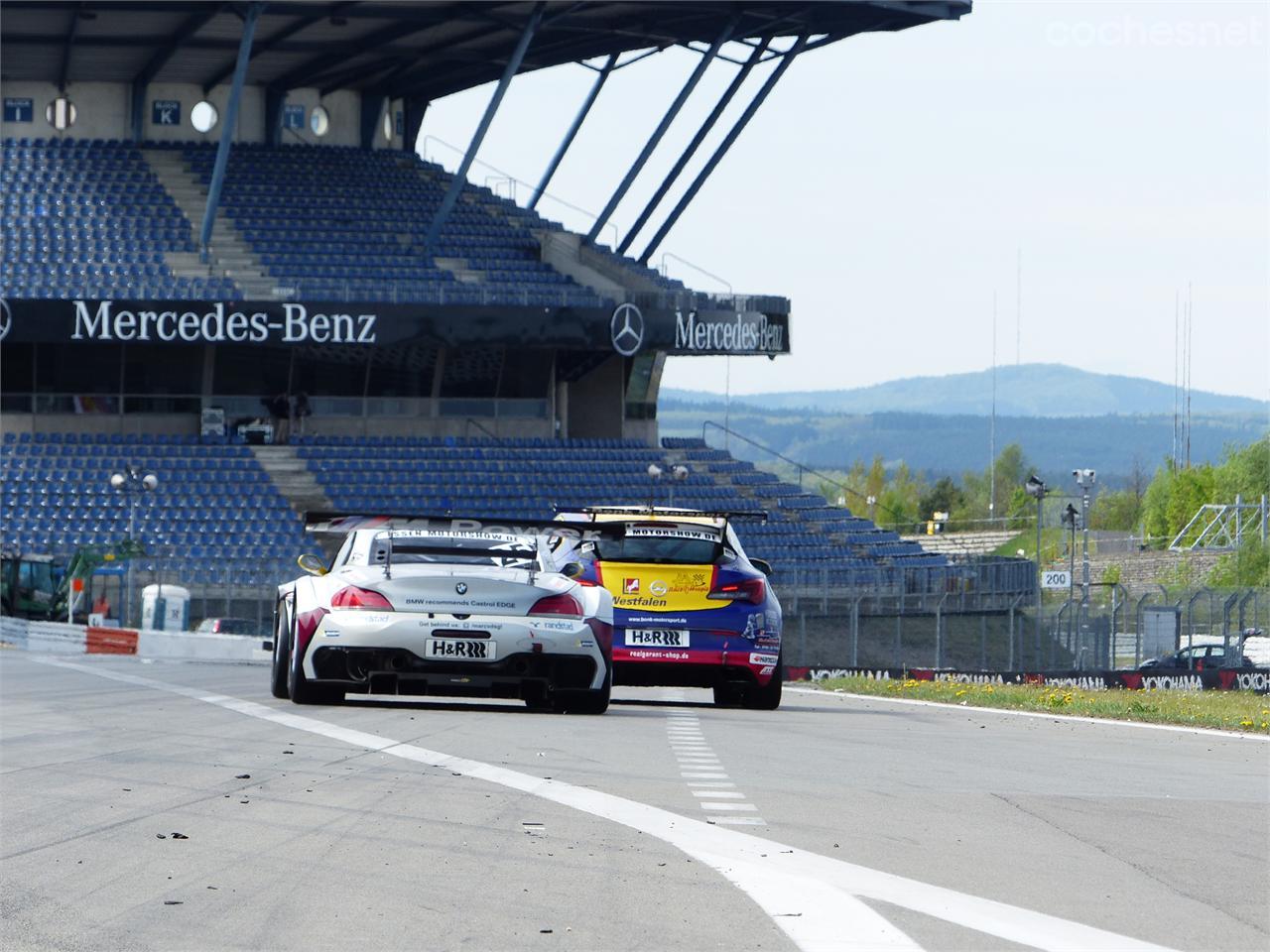 BMW Z4 GT3 intentando adelantar a un Opel Astra en la misma salida de boxes.