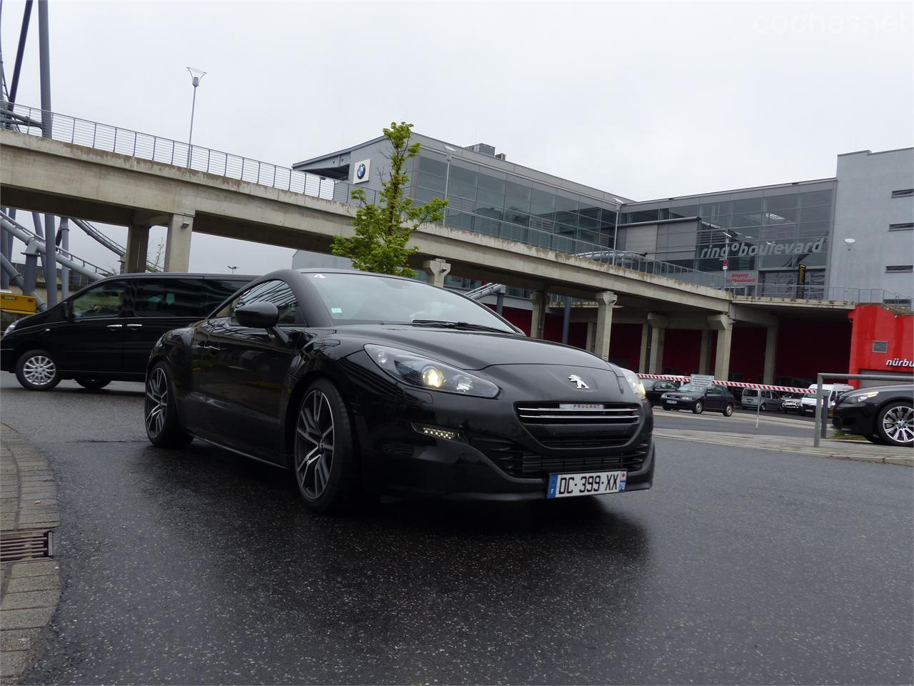 El domingo amaneció lloviendo. Malas condiciones para probar el nuevo Peugeot RCZ R. 