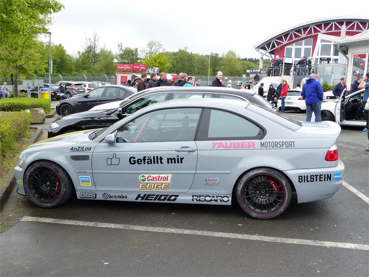 BMW M3 (E46), preparado para circuito, esperando en el parking de la entrada al Nordschleife.