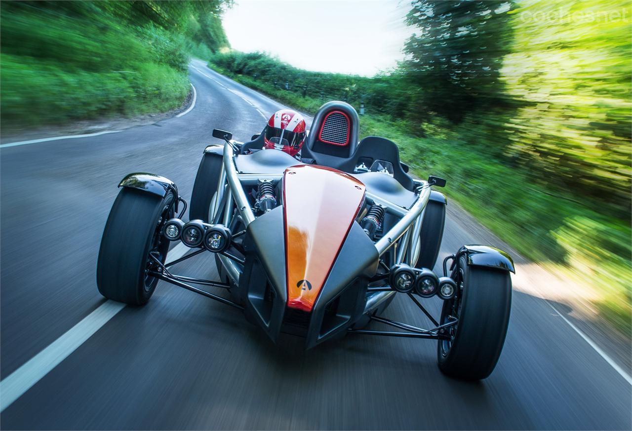 El Ariel Atom es uno de los automóviles más extremos del mundo. No tiene parabrisas ni carrocería, si pisas un charco con la rueda delantera te puedes mojar los pies.