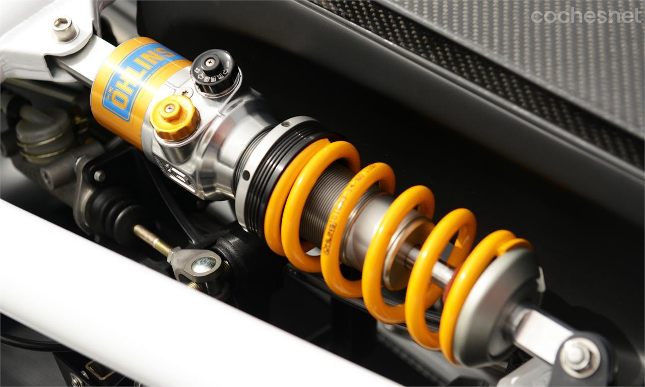 El brillante chasis del Ariel Atom 3.5R cuenta de serie con amortiguadores Öhlins TTX36. En función de los gustos de cada cliente se pueden montar distintos tipos de muelles.