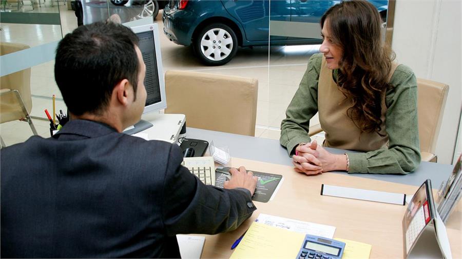 ¿Cómo negociar con el concesionario la compra de un coche?