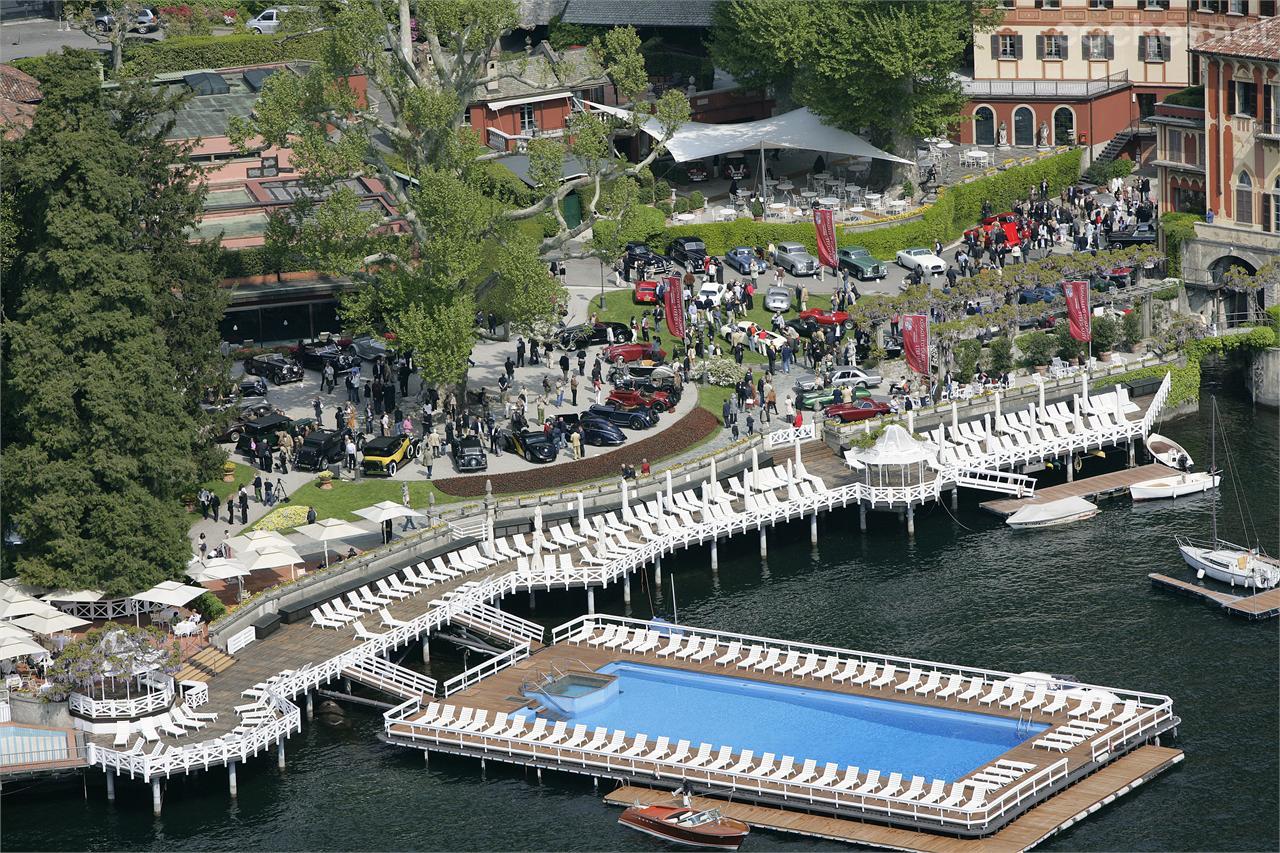 Cada año el Hotel Villa d'Este, famoso por su piscina flotante, acoge en su jardín el Concorso d'Eleganza Villa d'Este, una de las citas de coches clásicos más exclusivas del mundo.