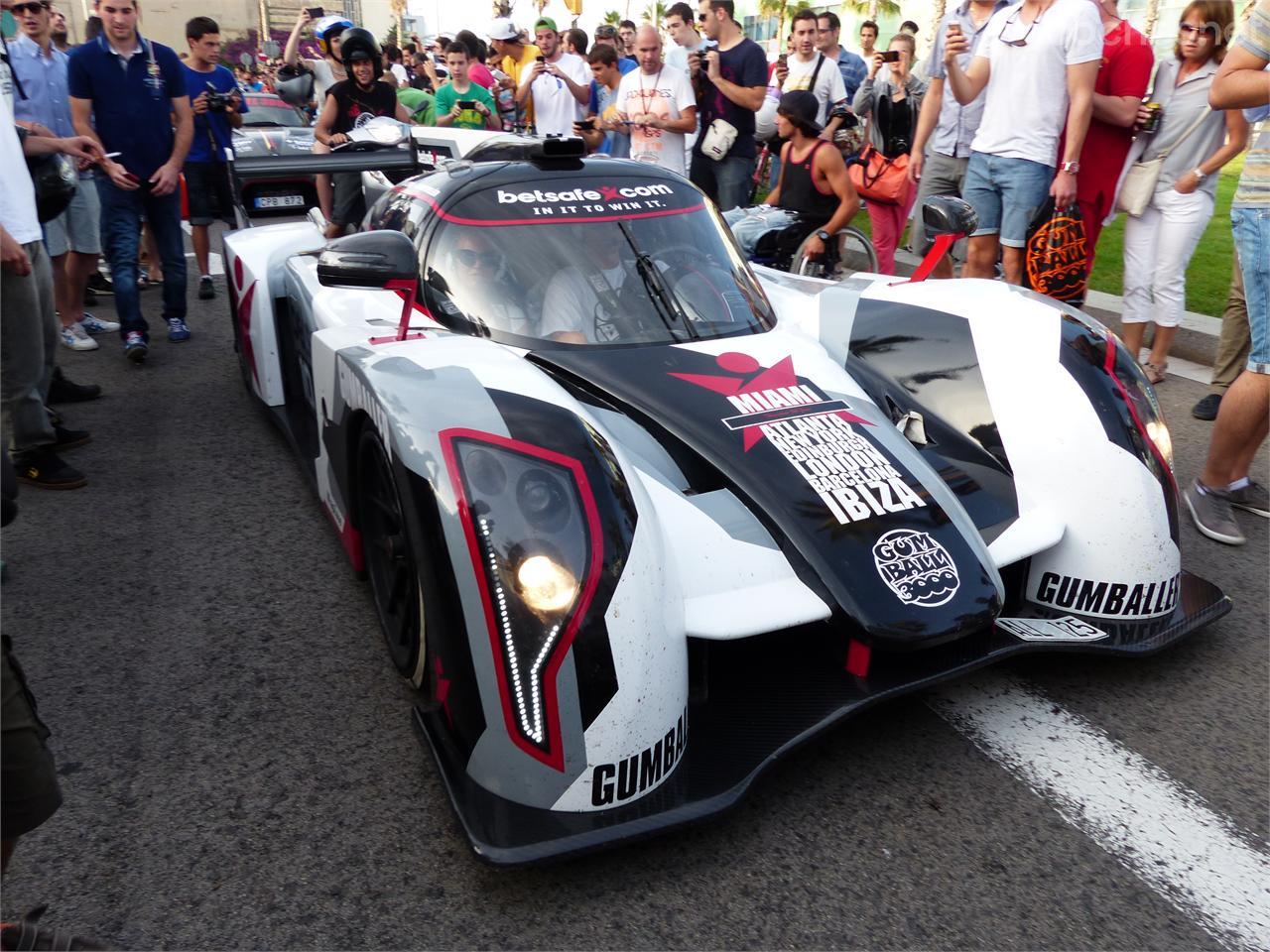 No, no es un coche de Le Mans. Bueno, sí, pero en concreto este Rebellion puede circular también fuera de los circuitos.