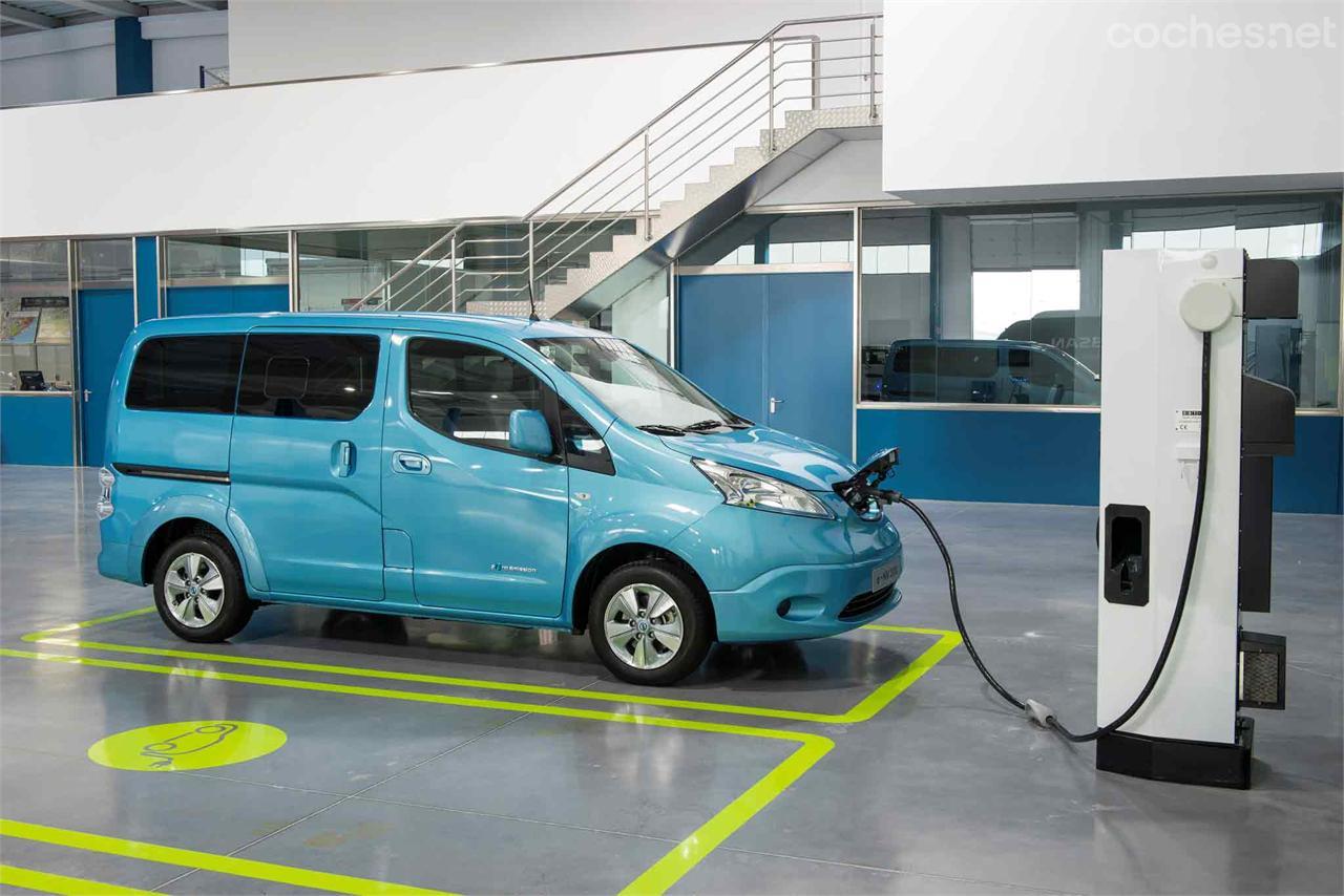 El e-NV200 ofrece 3 tipos de carga; el común de 16A que tarda 8 horas, uno más rápido de 4h a 32A y 
el cargador CHAde MO de carga rápida que en 30 min recarga el 80% de las baterías 