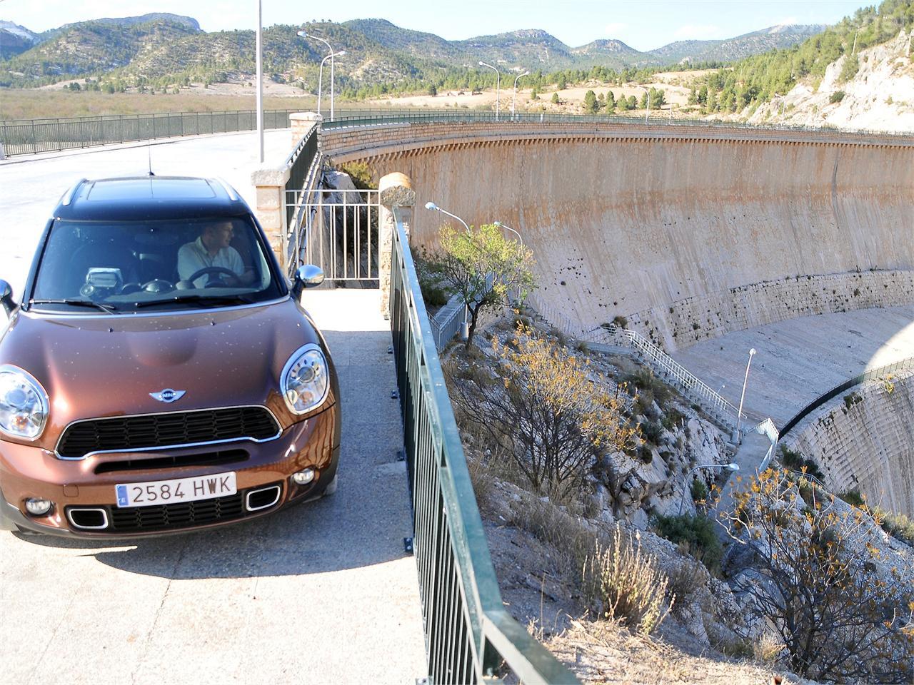 Se puede observar los recrecimientos de la presa a lo largo de su historia