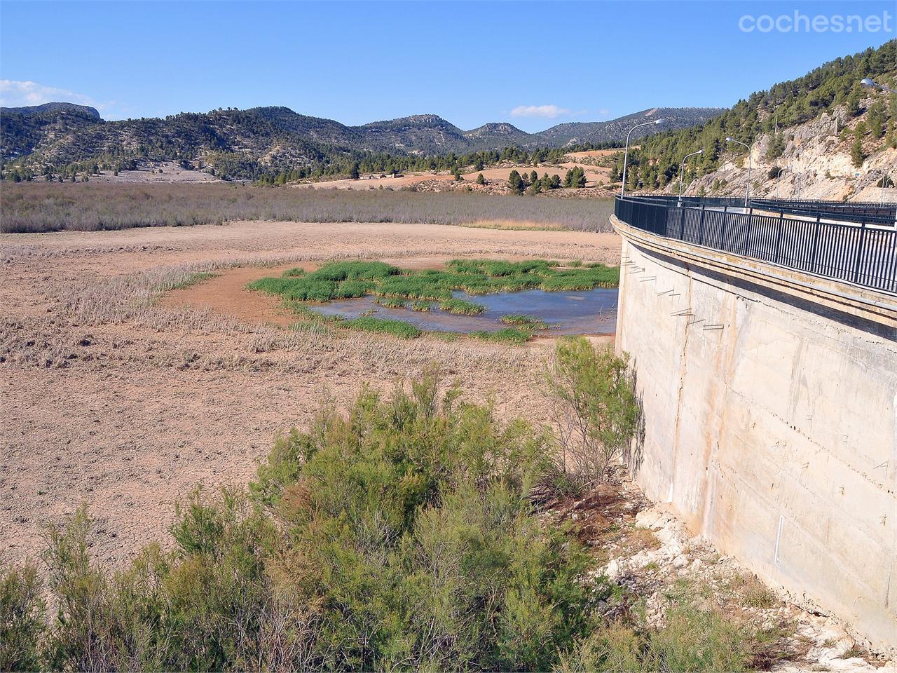 La presa de Valdeinfierno, con apenas un charco de un palmo