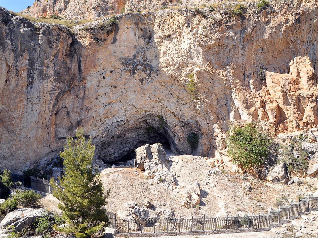 La cueva contiene importantes pinturas y grabados rupestres