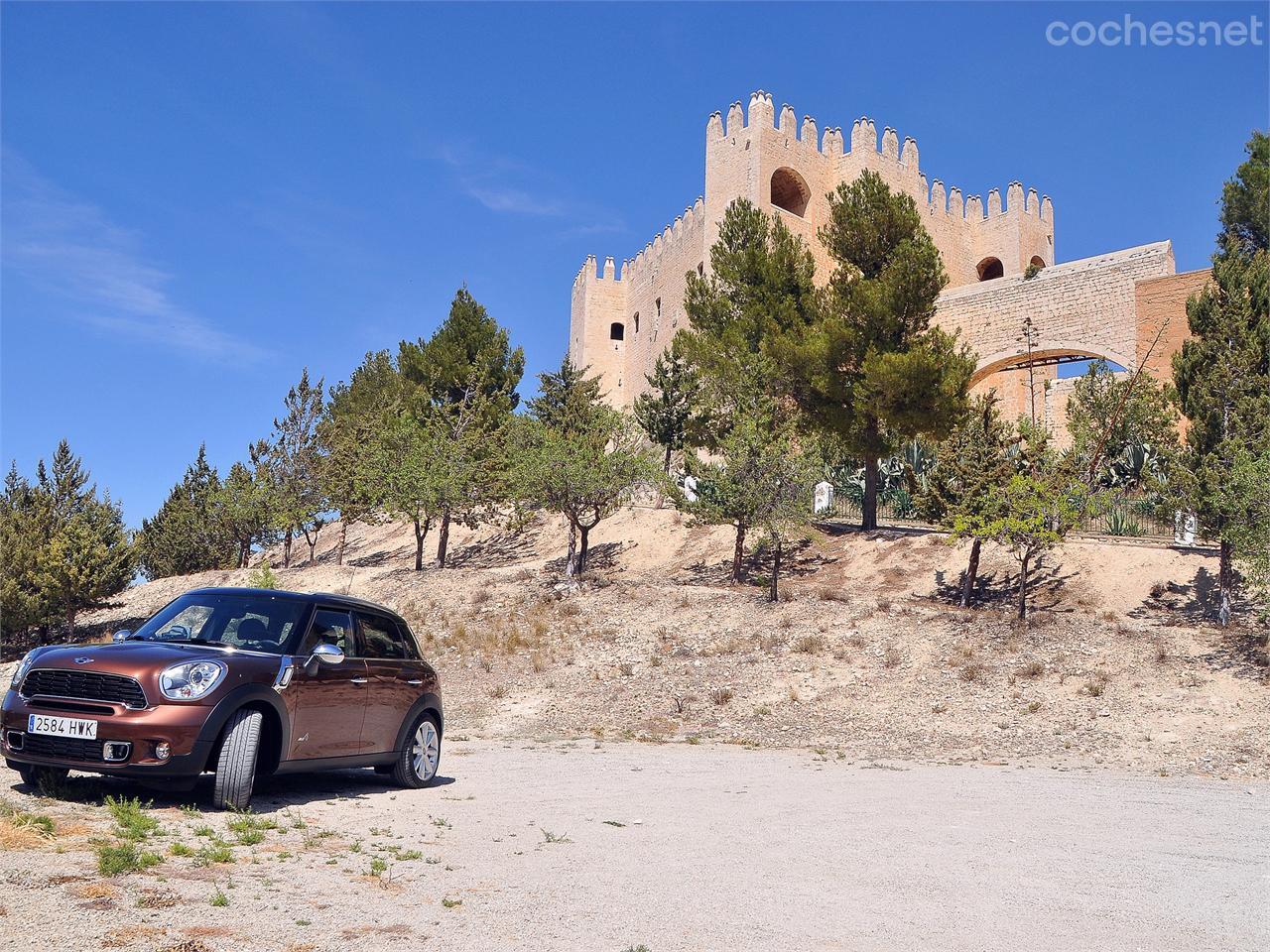 El castillo de Vélez Blanco a la espalda del Countryman