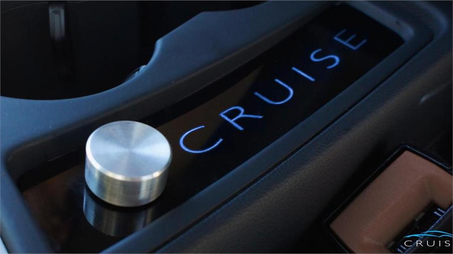 Con apretar este botón del túnel central podemos activar y desactivar el modo de conducción autónoma del Cruise RP-1.