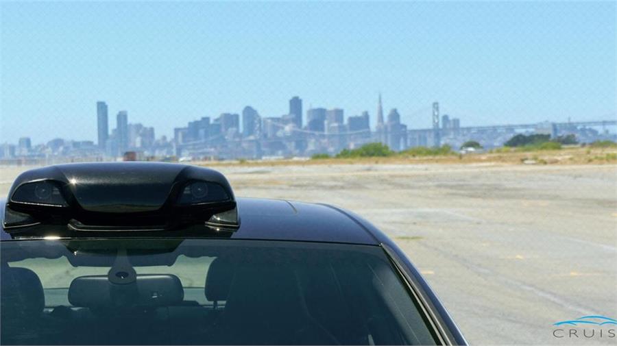 Aunque parezca un coche de policía o un Safety Car, la pieza del techo no contiene luces. En su interior hay cámaras de vídeo, radares y otros sensores.