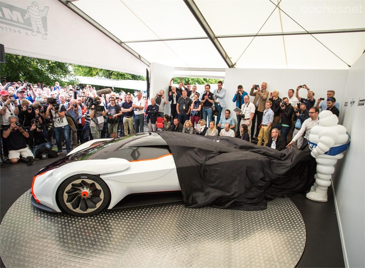 La propuesta de Aston Martin para el videojuego Gran Turismo 6 de Play Station acaparó todas las miradas y los flashes de los fotógrafos.