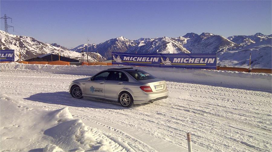 Es conveniente equipar el vehículo con neumáticos de invierno para garantizar la seguridad en marcha; la gama MICHELIN Pilot dispone del modelo Alpin.
