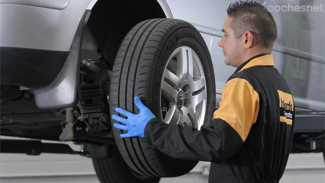 Демонтаж колеса. Как обслуживать колеса. Вулканизация покрышки. Балансировка колес газель. Балансировка колеса зил 130.