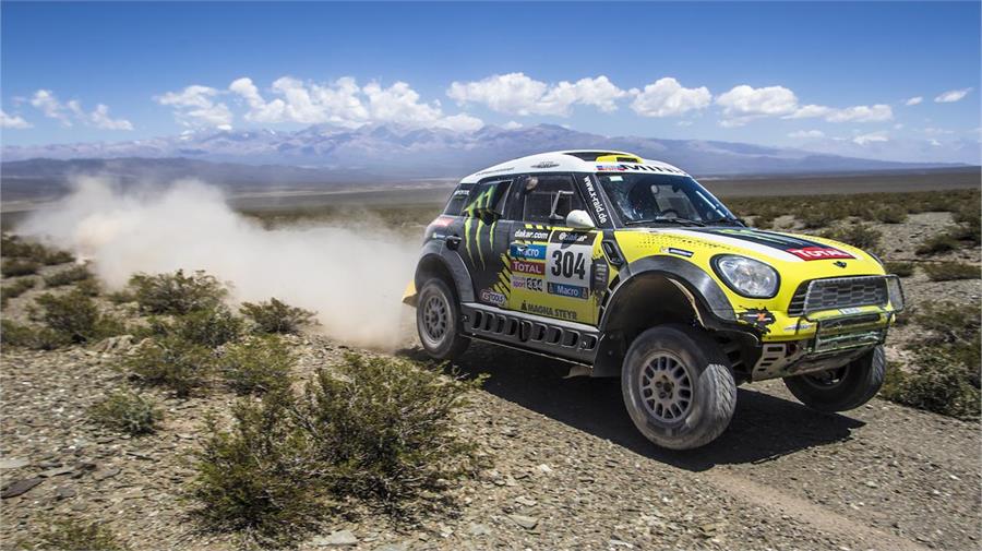 Los vehículos que participan en el Rally Dakar llevan unas gomas muy robustas que aguantan la dureza de la diversidad de terrenos por los que circulan.