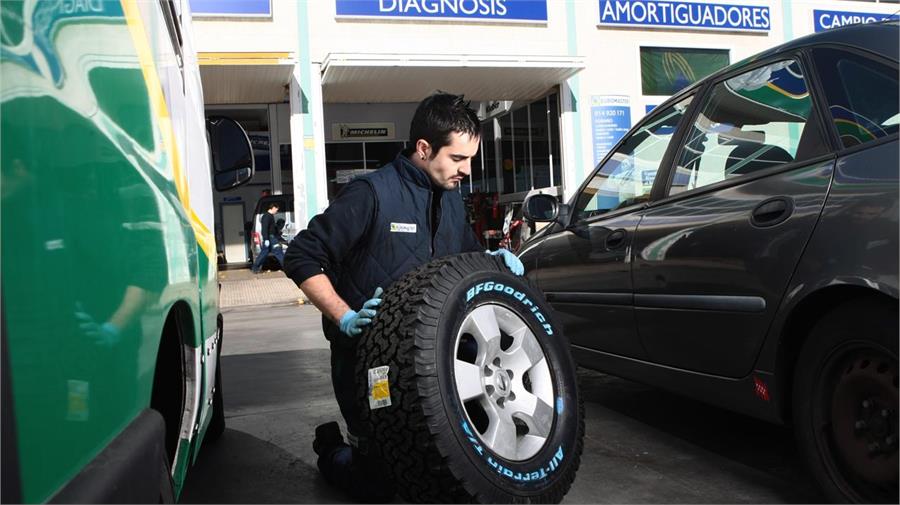 El grado de desgaste de los neumáticos es uno de los aspectos de seguridad a revisar antes de salir de viaje con el coche. 