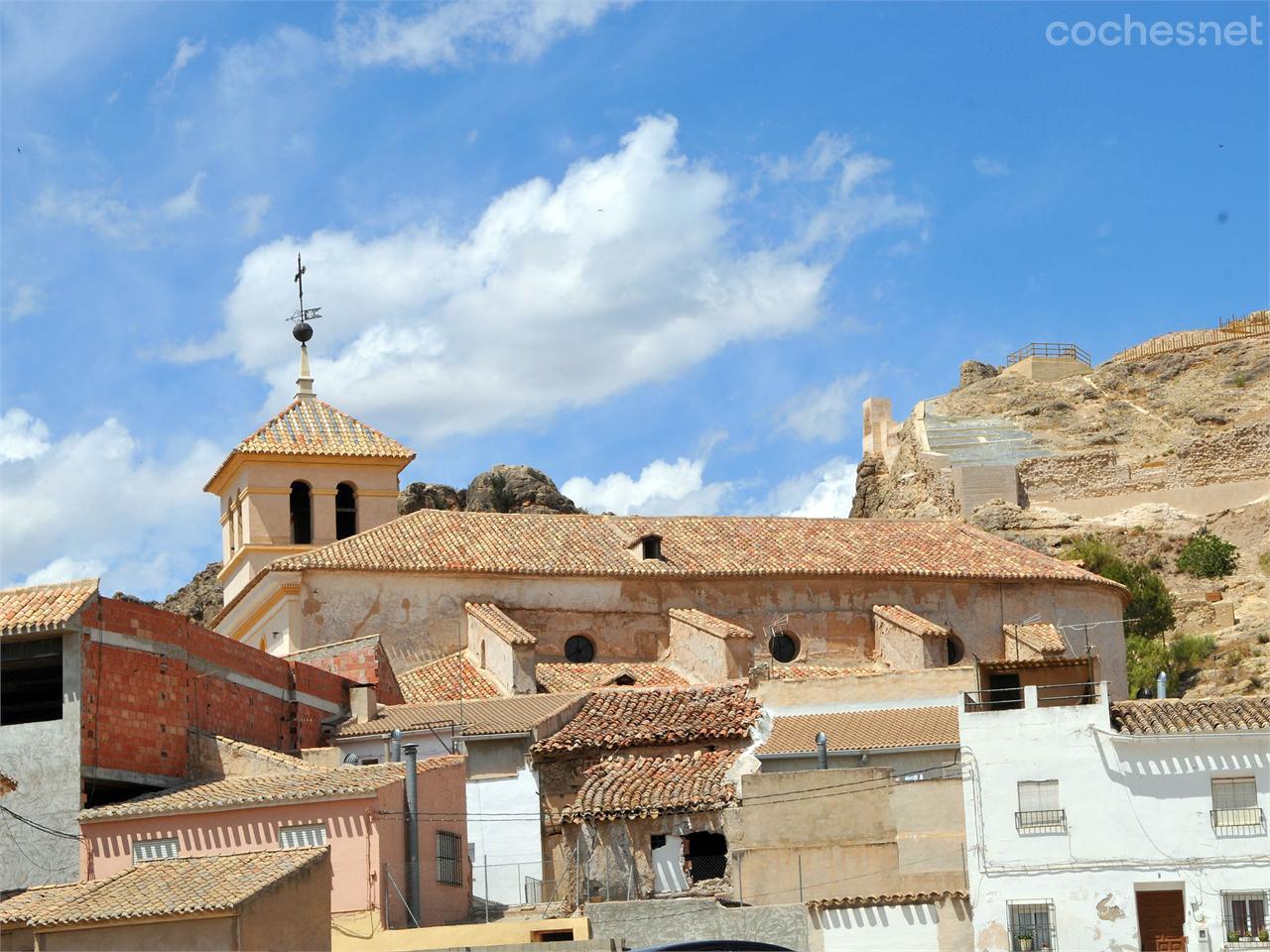 El campanario de la Iglesia de San Pedro destacando entre los tejados