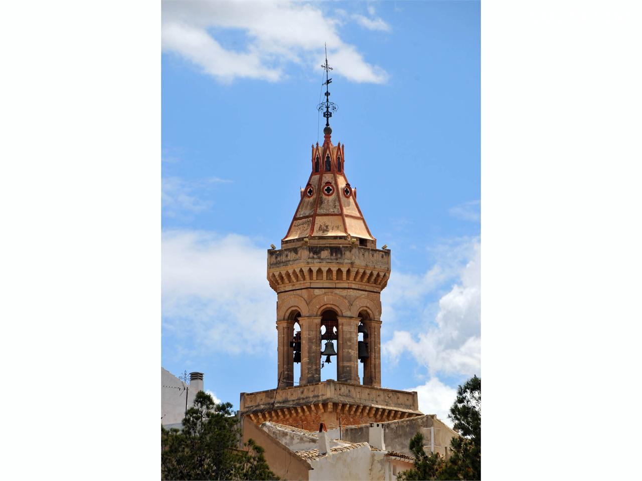 El particular campanario de la Basílica de Ntra. Sra. de La Asunción