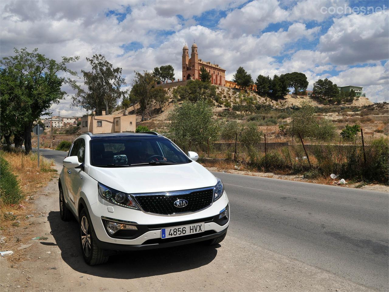 El Sportage con la Ermita del Cristo del Consuelo al fondo