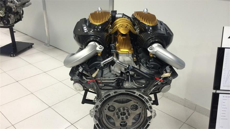 Este V12 biturbo de 6 litros que AMG monta a mano es el corazón del Pagani Huayra. Los Zonda montaron mecánicas también V12 pero sin sobrealimentar.
